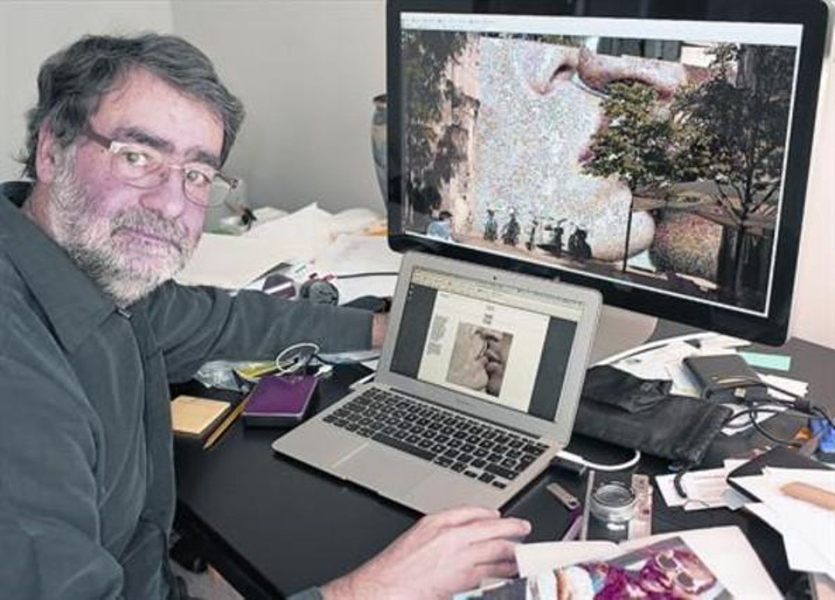 El fotógrafo Joan Fontcuberta enseña en su ordenador el resultado final del proyecto de mural ’Viure lliure’. El fotógrafo Joan Fontcuberta enseña en su ordenador el resultado final del proyecto de mural ’Viure lliure’.