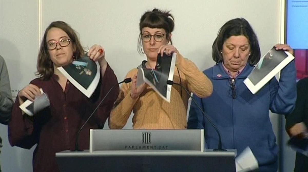 Diputadas de la CUP rompen fotografias del Rey en el Parlament. Diputadas de la CUP rompen fotografias del Rey en el Parlament.