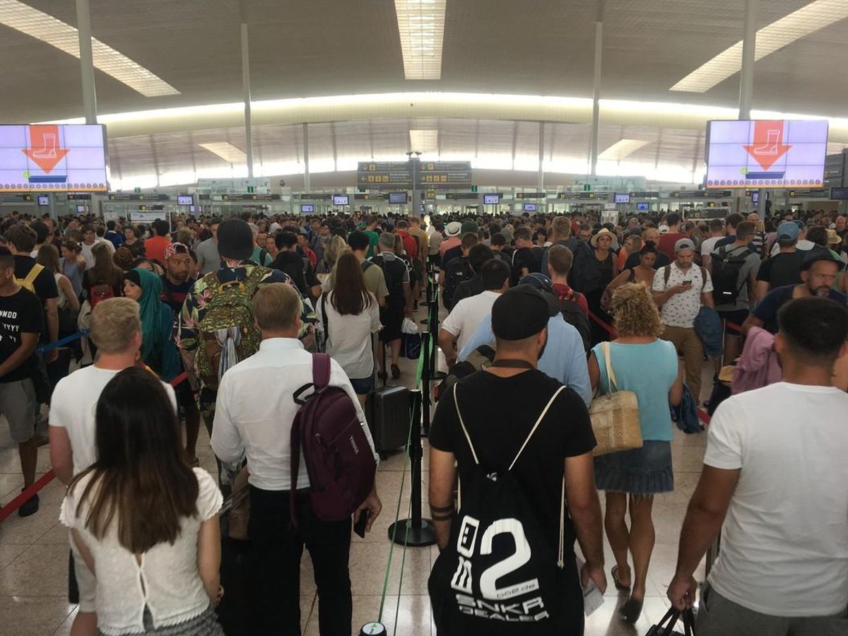 Colas en el Aeropuerto de El Prat, este domingo. Colas en el Aeropuerto de El Prat, este domingo.