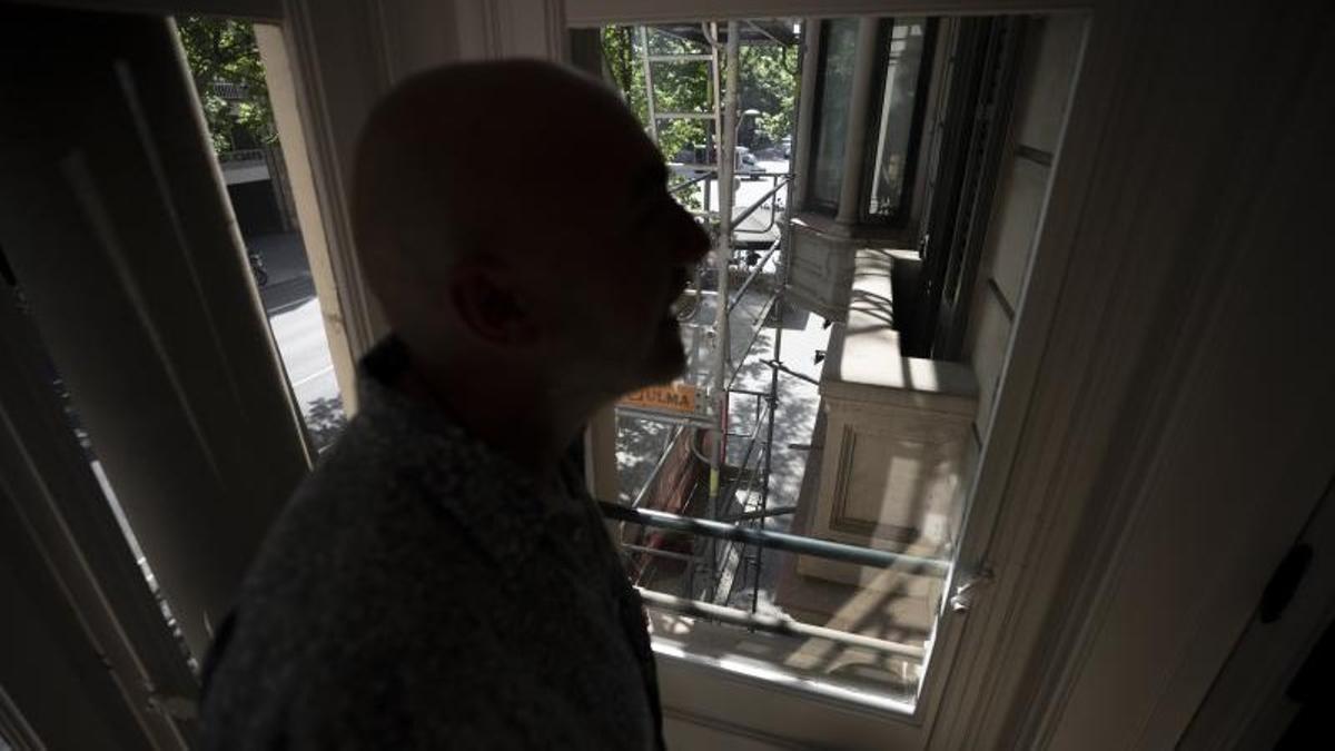 Fratini, junto a la ventana de su piso en la calle de Urgell, afectado por el ruido provocado por un obrador de pan.