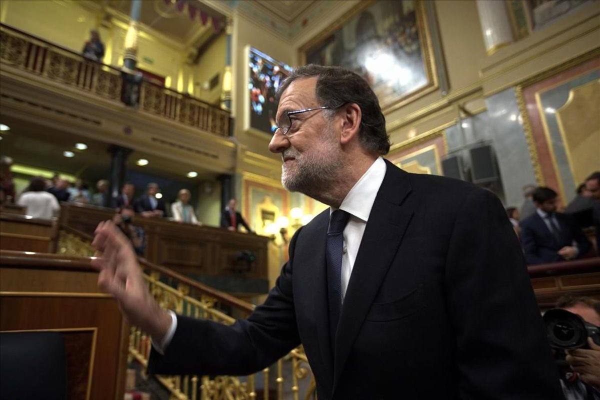 Rajoy ensenya el botó vermell Rajoy ensenya el botó vermell