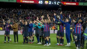 Los jugadores azulgrana celebrando el triunfo al finalizar el partido contra el Real Madrid