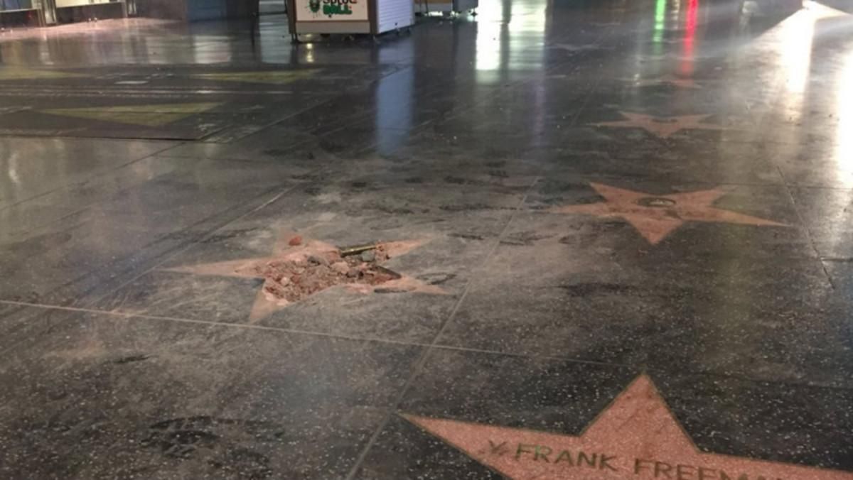 La estrella de Trump, tras sufrir un acto vandálico. La estrella de Trump, tras sufrir un acto vandálico.