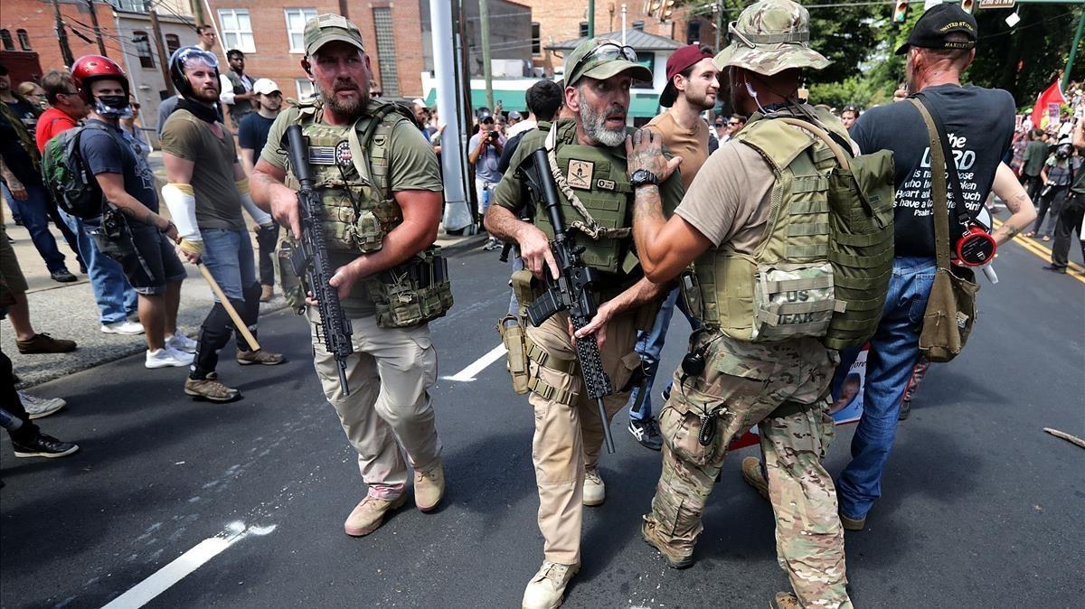 Nacionalistas blancos neonazis y miembros de la derecha con uniforme y armas de combate.
