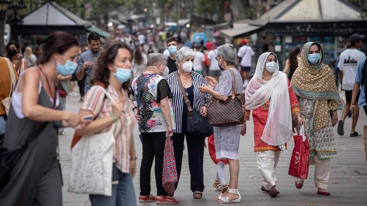 Gente paseando por la Rambla de Barcelona a finales de junio. Gente paseando por la Rambla de Barcelona a finales de junio.