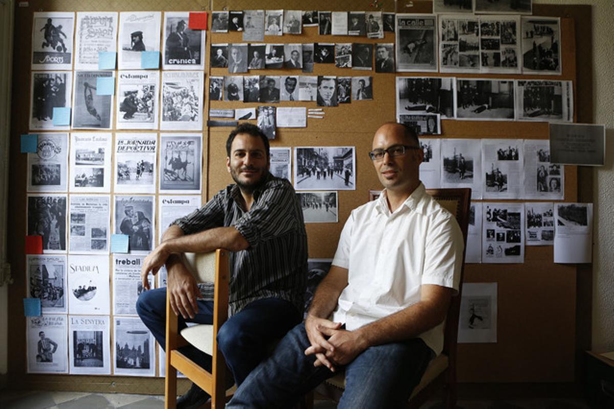 Andrés Antebi y Pablo González, del Observatori de la Vida Quotidiana, frente a un panel con imágenes de fotógrafos catalanes del primer tercio del siglo XX.