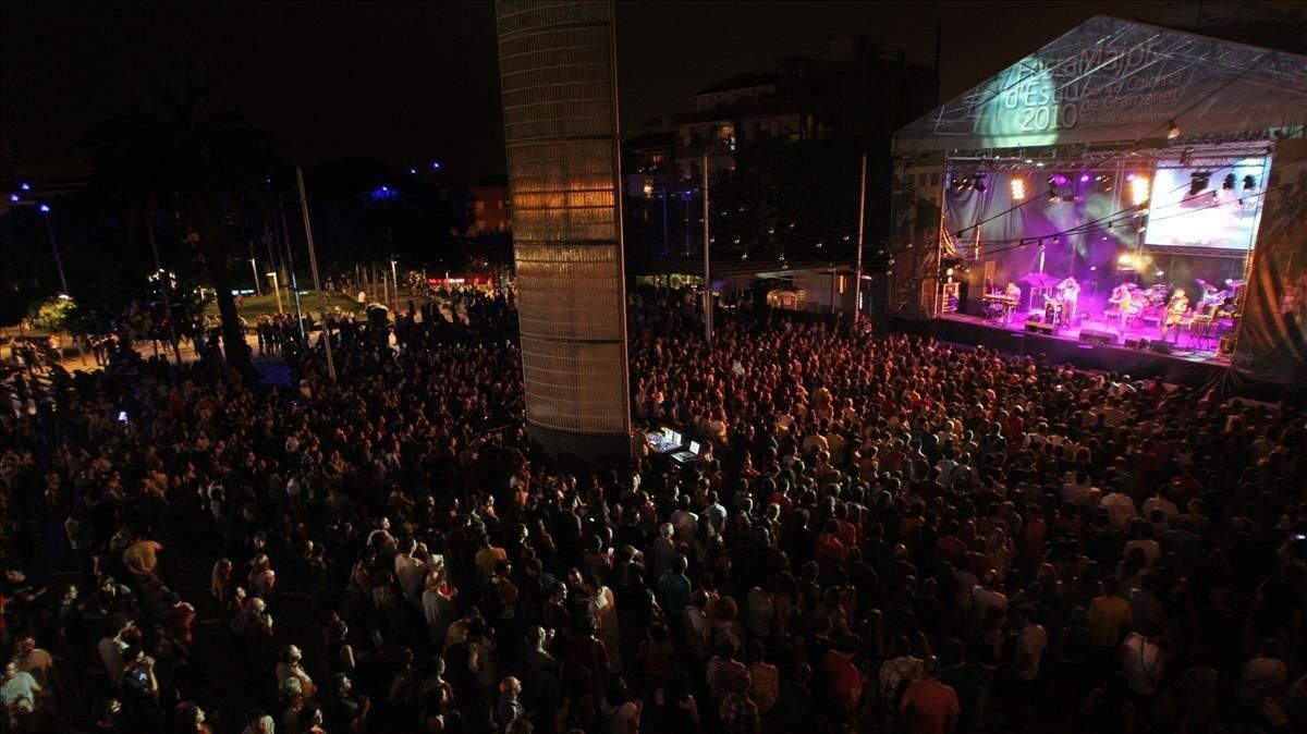 Concierto de Els Amics de les Arts en la plaza de la Vila de Santa Coloma de Gramenet, con motivo de la fiesta mayor de verano. Concierto de Els Amics de les Arts en la plaza de la Vila de Santa Coloma de Gramenet, con motivo de la fiesta mayor de verano.