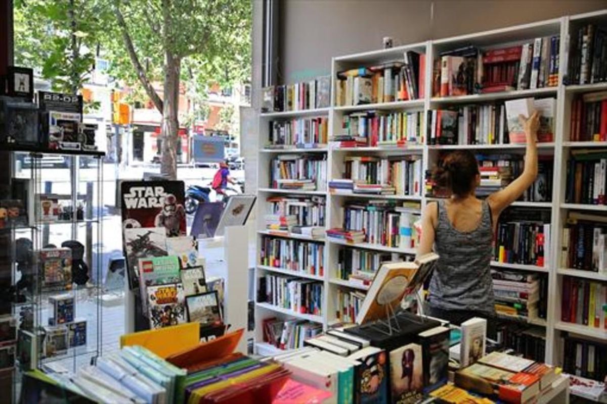 LIBRERÍA Una joven consulta una obra en Jojos Llibres. LIBRERÍA Una joven consulta una obra en Jojos Llibres.