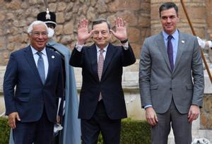 El primer ministro italiano, Mario Draghi (c), recibe al presidente del Gobierno, Pedro Sánchez, y al ’premier’ luso, António Costa (i), en Villa Madama en Roma, este 18 de marzo de 2022.