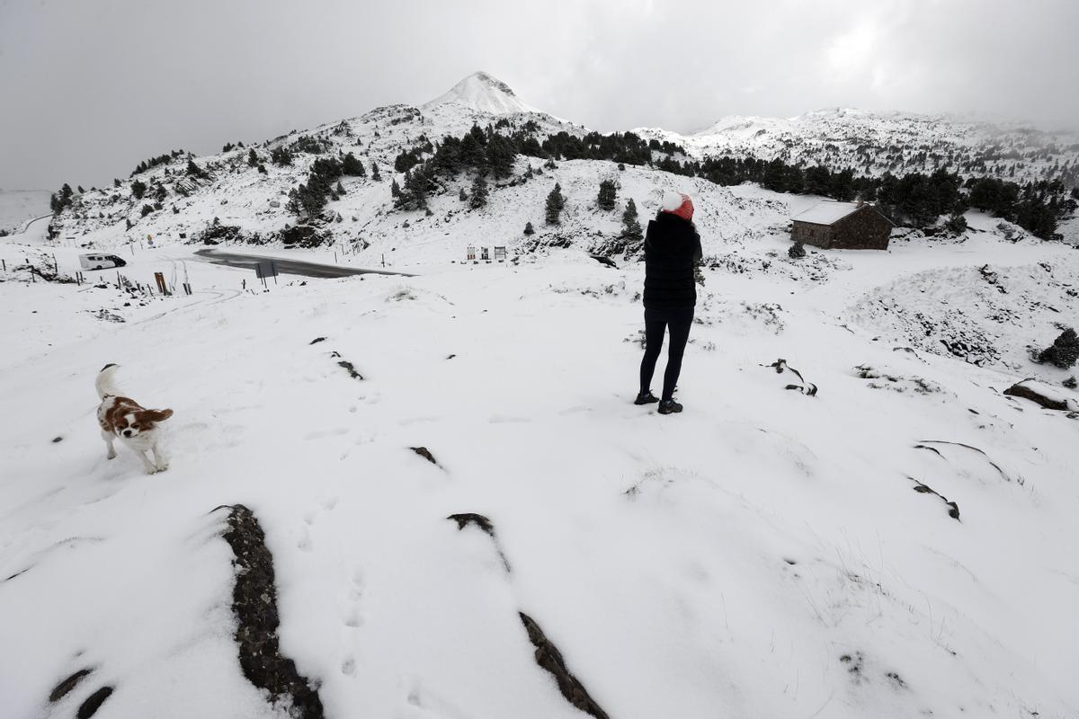 La nieve cubre los montes del pirineo navarro