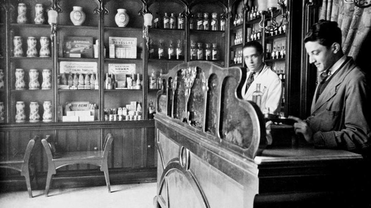 Los empleados de la farmacia Bolos, en una fotografía de 1902 cedida por Jordi de Bolos Giralt.
