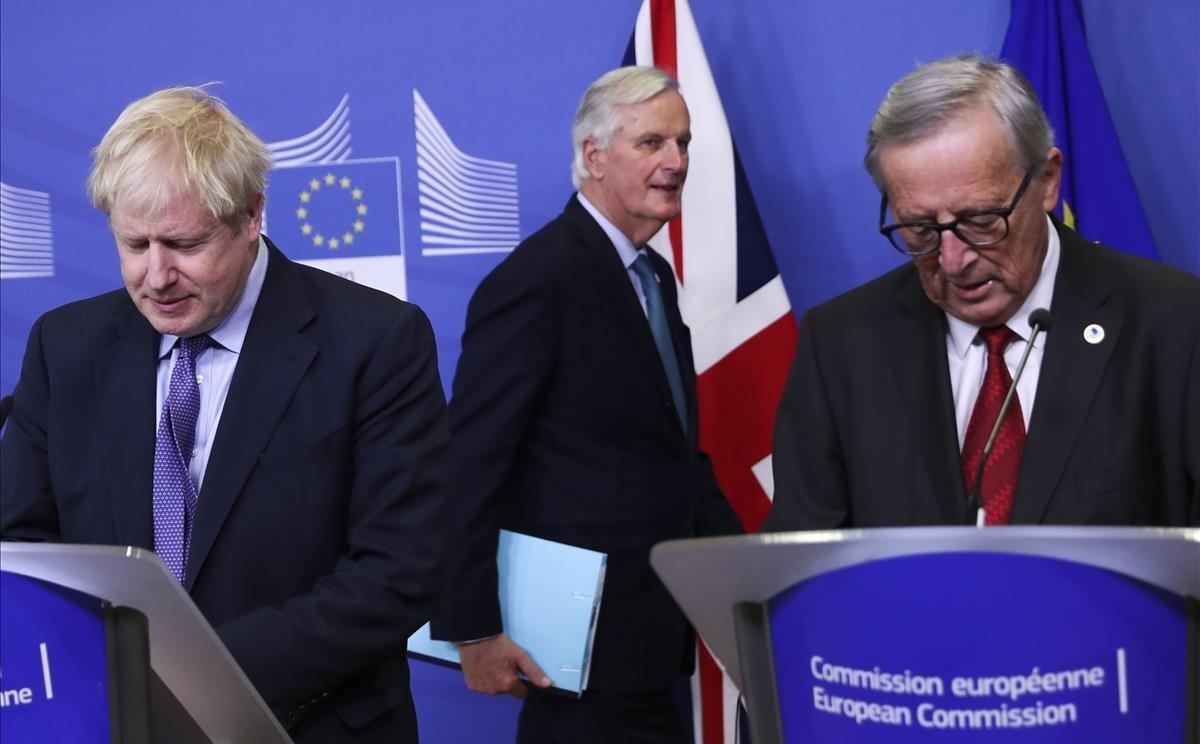 El negociador jefe del ’brexit’ de la UE Michel Barnier, entre el primer ministro británico, Boris Johnson (izquierda) y el presidente de la Comisión Europea, Jean-Claude Juncker, en una rueda de prensa el pasado octubre. 
