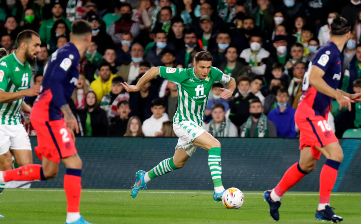 Joaquín encara en una jugada del partido ante el Atlético. Joaquín encara en una jugada del partido ante el Atlético.