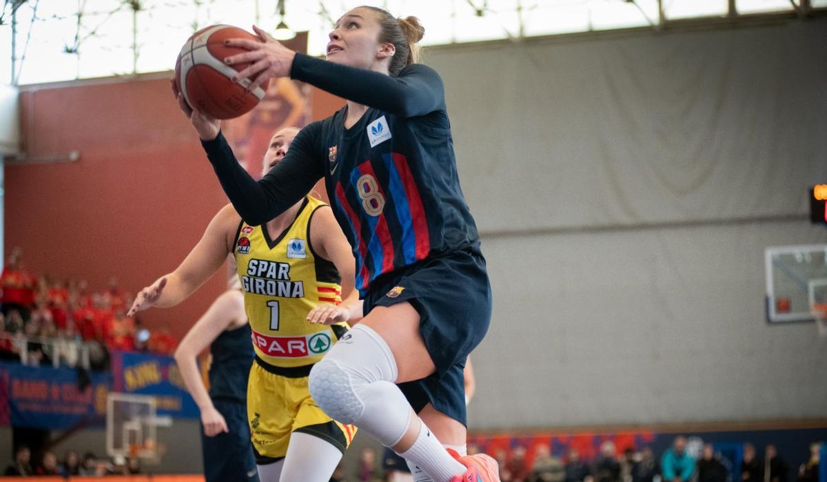 Marta Canella entra a canasta en una acción del partido en Sant Feliu Marta Canella entra a canasta en una acción del partido en Sant Feliu