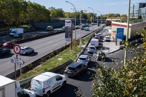 Los clientes hacen fila para comprar combustible en una estación de servicio TotalEnergies SE en la carretera de circunvalación de París.