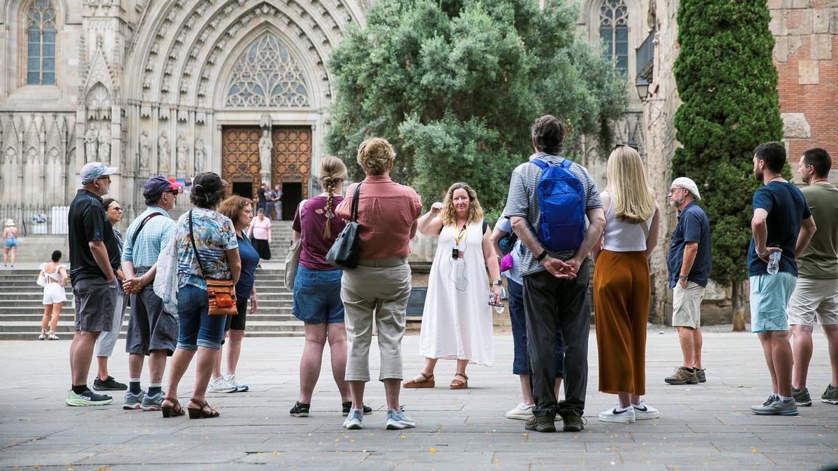 Un grupo de turistas con guía en la zona de la Catedral, en Ciutat Vella.