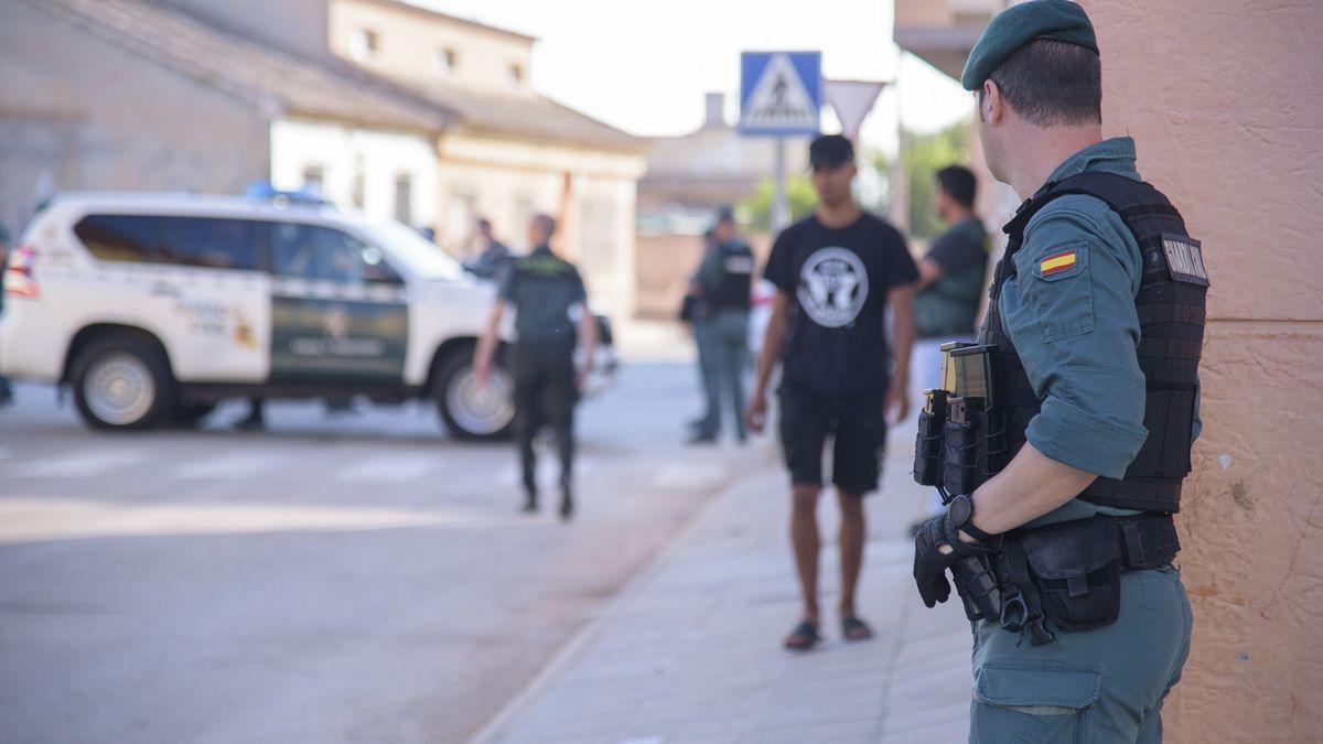 muere al provocar una explosion tras atrincherarse en casa despues de pegar a mama