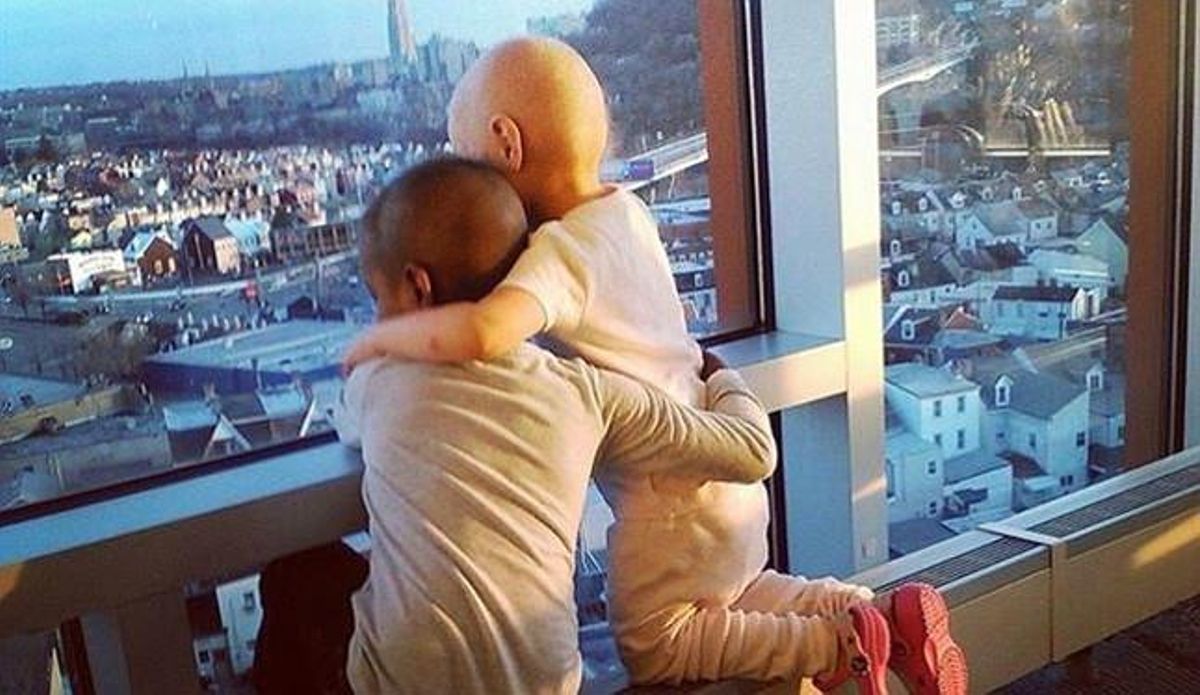 Imagen de dos niñas enfermas de cáncer Imagen de dos niñas enfermas de cáncer
