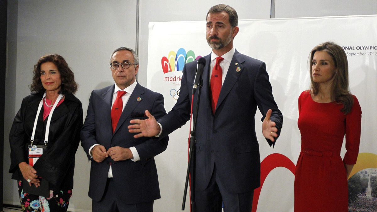 El príncipe Felipe, junto a la princesa Letizia, la alcaldesa de Madrid, Ana Botella, y el presidente del COE, Alejandro Blanco, tras conocer la eliminación de Madrid para los JJOO del 2020. El príncipe Felipe, junto a la princesa Letizia, la alcaldesa de Madrid, Ana Botella, y el presidente del COE, Alejandro Blanco, tras conocer la eliminación de Madrid para los JJOO del 2020.