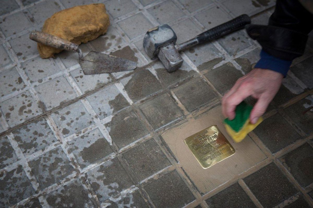 Instalación de adoquines del proyecto Stolpersteine en Sabadell en 2018 Instalación de adoquines del proyecto Stolpersteine en Sabadell en 2018