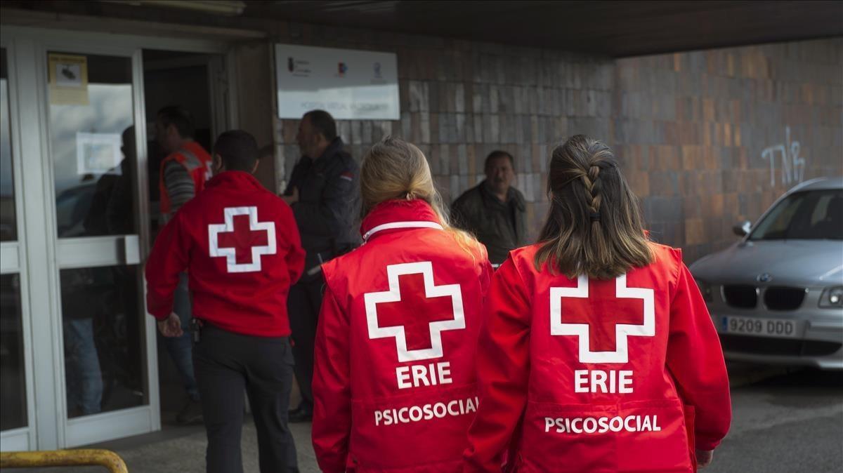 Miembros de la Cruz Roja entran en el Hospital de Valdecilla.