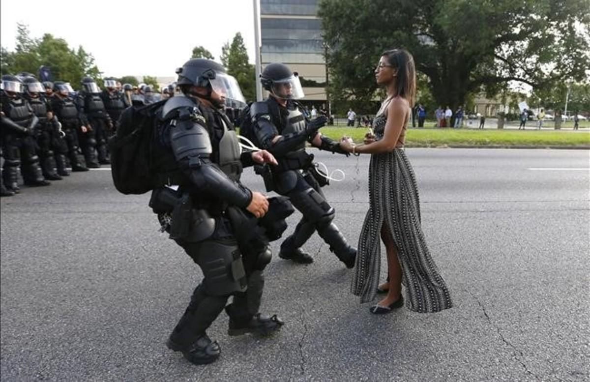 Una joven espera inmóvil a que la policía la detenga en Baton Rouge, Lousiana, en una imagen que se ha convertido en símbolo de las protestas. Una joven espera inmóvil a que la policía la detenga en Baton Rouge, Lousiana, en una imagen que se ha convertido en símbolo de las protestas.