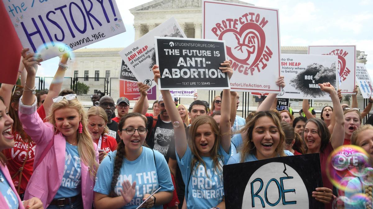 Activistas contra el aborto celebran frente a la Corte Suprema de EE. UU. en Washington, DC, el 24 de junio de 2022