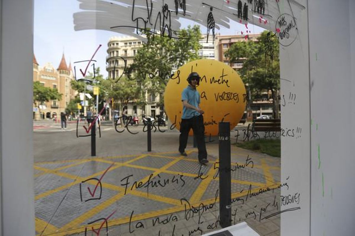 Una de las esferas amarillas que el equipo de Trias ha colocado por Barcelona, esta, en la Diagonal. Una de las esferas amarillas que el equipo de Trias ha colocado por Barcelona, esta, en la Diagonal.