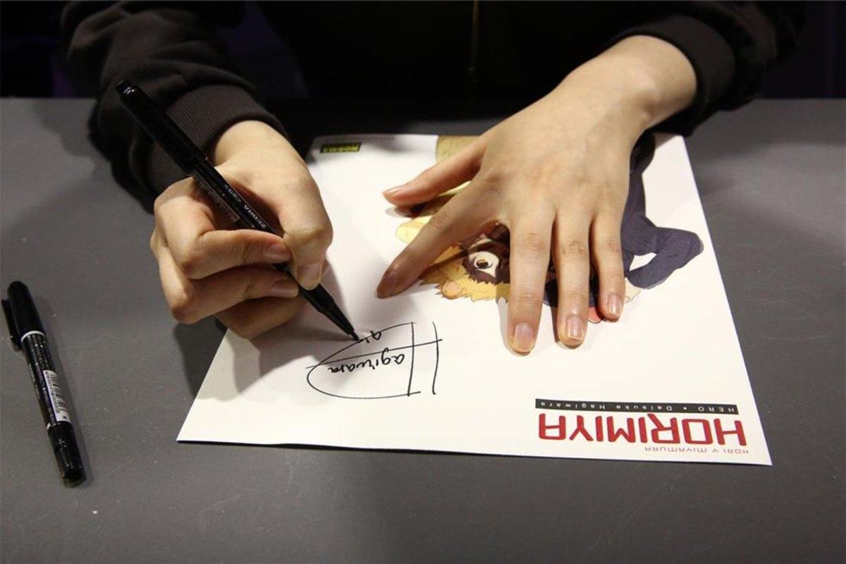 La autora de Horimiya, Daisuke Hagiwara, firmando en el Salón del Manga. La autora de Horimiya, Daisuke Hagiwara, firmando en el Salón del Manga.