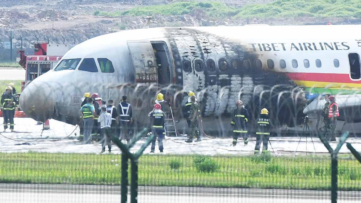 Un avión se incendia al salirse de la pista de despegue en el centro de China.