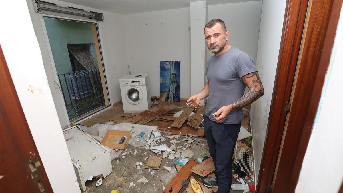 Una okupa entra en una casa con la ayuda policial en El Gancho de Zaragoza Una okupa entra en una casa con la ayuda policial en El Gancho de Zaragoza