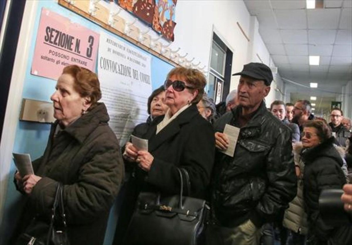 Dos mujeres en la cola para ir a votar en el referéndum sobre la reforma de la Constitución italiana. Dos mujeres en la cola para ir a votar en el referéndum sobre la reforma de la Constitución italiana.