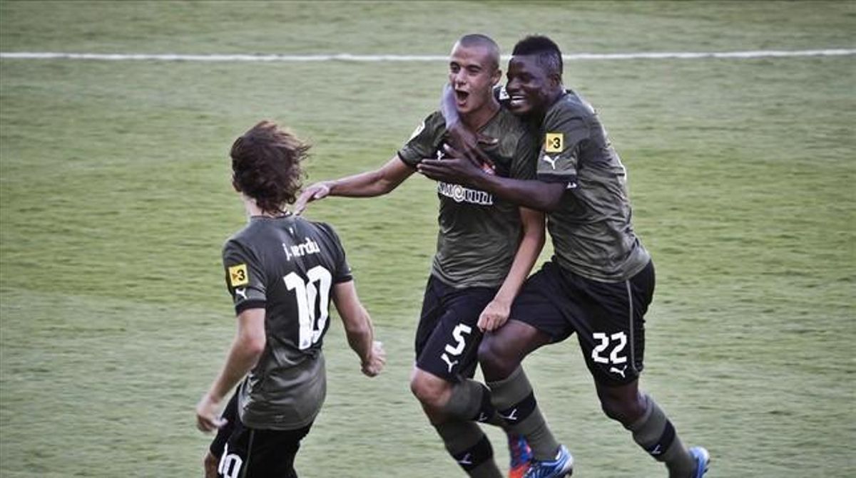 Tejera, Wakaso y Verdú celebran un gol en el campo del Levante. Tejera, Wakaso y Verdú celebran un gol en el campo del Levante.