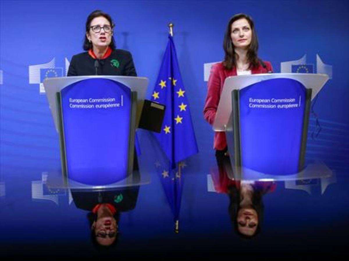 La líder del grupo de expertos Madeleine de Cock Buning (izquierda) y la eurocomisaria Mariya Gabriel, ayer.