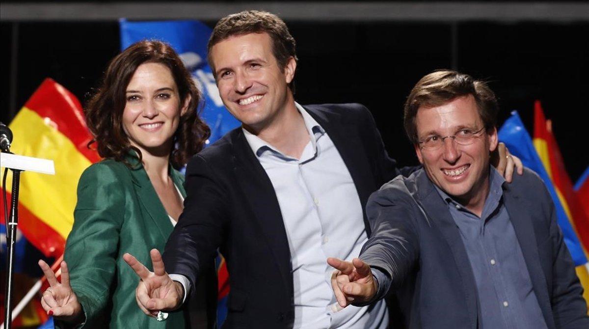 Pablo Casado entre la candidata a la Comunidad, Isabel Díaz Ayuso, y el ’alcaldable’, José Luis Martínez Almeida. Pablo Casado entre la candidata a la Comunidad, Isabel Díaz Ayuso, y el ’alcaldable’, José Luis Martínez Almeida.