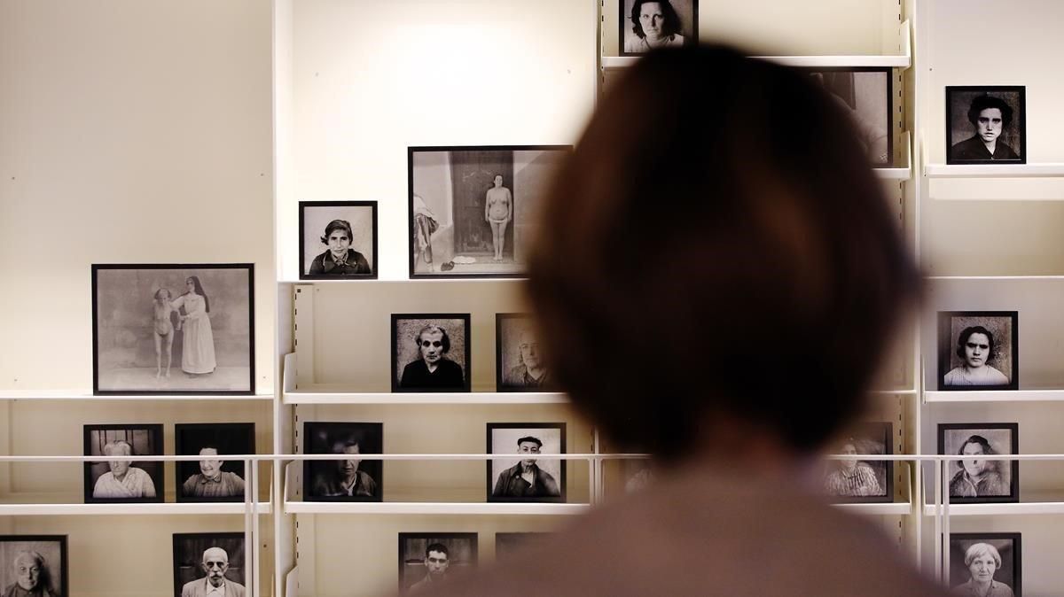 Una mujer observa las fotos del psiquiatra Joan Obiols, que estos días se exponen en el Espai Joan Brossa de Barcelona. Una mujer observa las fotos del psiquiatra Joan Obiols, que estos días se exponen en el Espai Joan Brossa de Barcelona.