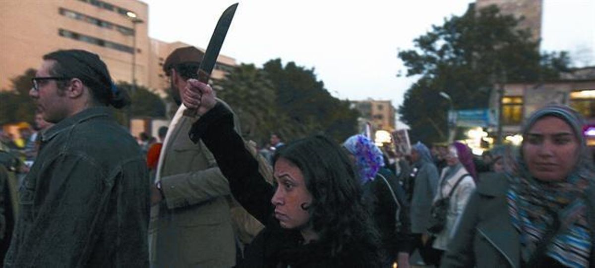 Indignada 8Una mujer levanta un cuchillo en señal de desafío en una manifestación contra la violencia sexual, ayer, en El Cairo. Indignada 8Una mujer levanta un cuchillo en señal de desafío en una manifestación contra la violencia sexual, ayer, en El Cairo.