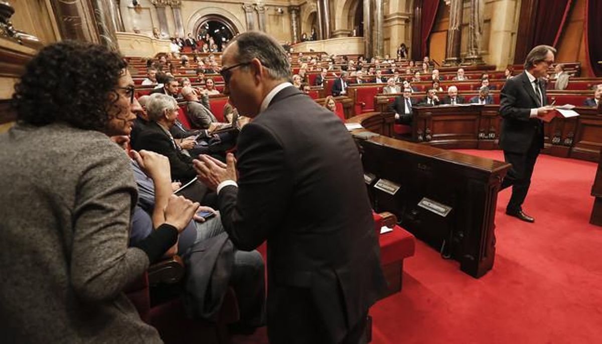 Marta Rovira y Jordi Turull charlan mientras Artur Mas se dirige al atril en el segundo día del fallido debate de investidura de noviembre. Marta Rovira y Jordi Turull charlan mientras Artur Mas se dirige al atril en el segundo día del fallido debate de investidura de noviembre.