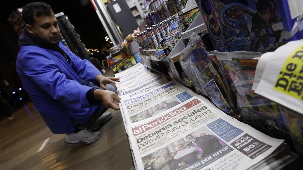 Un quiosco de venta de prensa en la rambla de Catalunya.