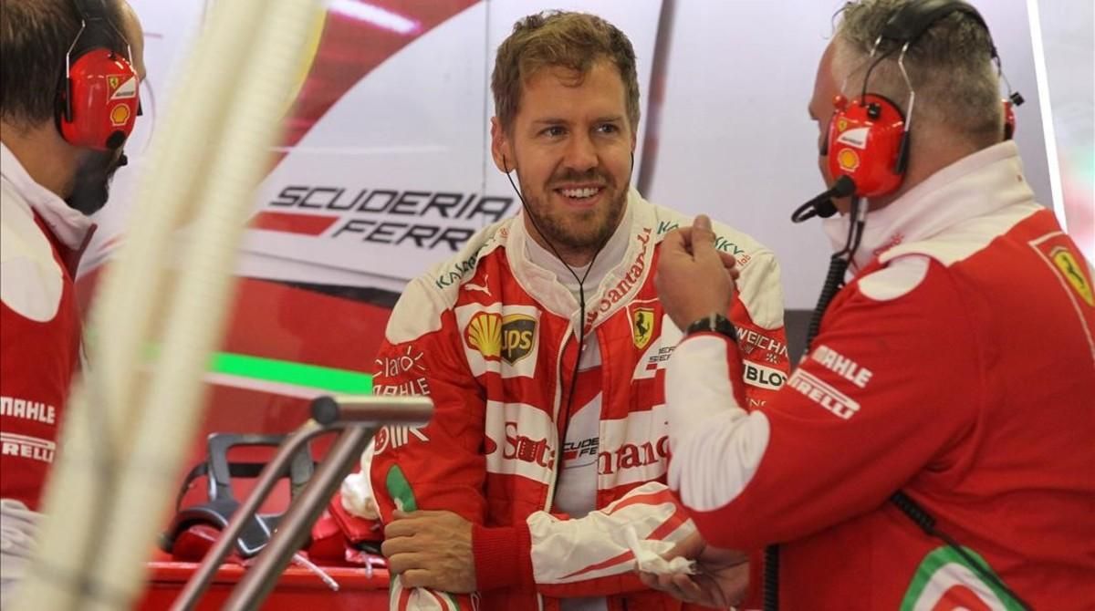 Sebastian Vettel dialoga con miembros del equipo Ferrari, en México. Sebastian Vettel dialoga con miembros del equipo Ferrari, en México.
