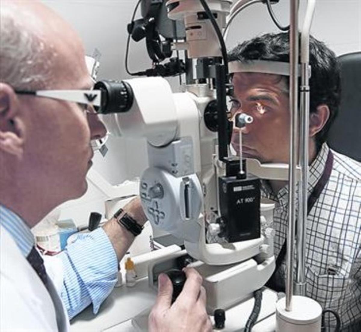 EXAMEN OCULAR.El doctor Josep Maria Caminal revisa la vista a un paciente en la consulta.