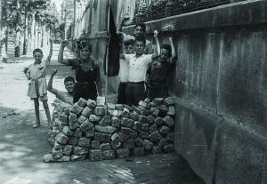 Barricada infantil detrás de la Universidad de Barcelona, en agosto de 1936. 