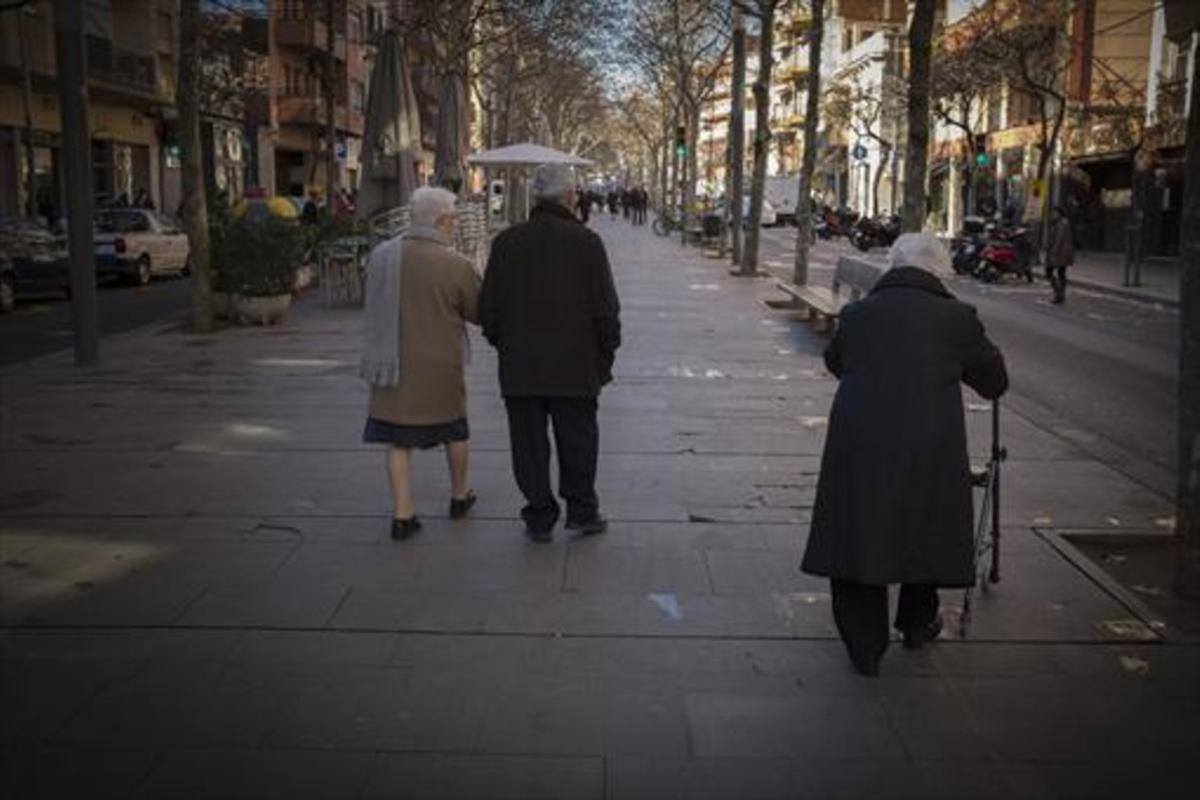 Unos ancianos pasean por la Rambla de Fabra i Puig de Barcelona. Unos ancianos pasean por la Rambla de Fabra i Puig de Barcelona.