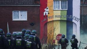 La policía alemana desaloja un pueblo para explotar carbón ante la resistencia de los activistas