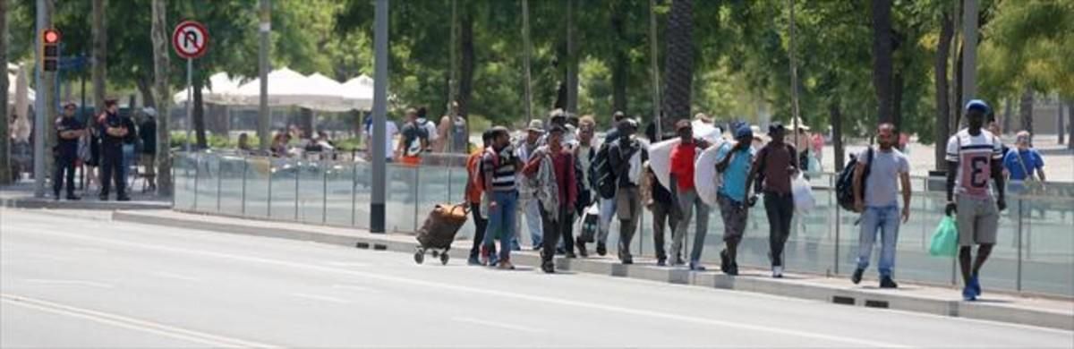 Grupos de manteros vigilados por agentes de losMossos en el centro de Barcelona. Grupos de manteros vigilados por agentes de losMossos en el centro de Barcelona.