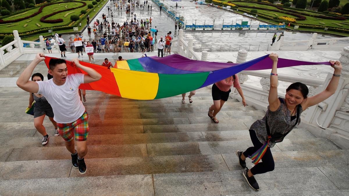 Miembros de la comunidad LGBT hacen ondear una bandera arcoíris durante una marcha en Chiang Kai-shek ,en Taipei, Taiwán, el 28 de junio de 2020
