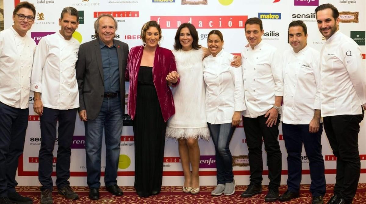 Isabel Gemio acompañada de Joan Manel Serrat, Estrella Morente y el equipo de chefs Isabel Gemio acompañada de Joan Manel Serrat, Estrella Morente y el equipo de chefs