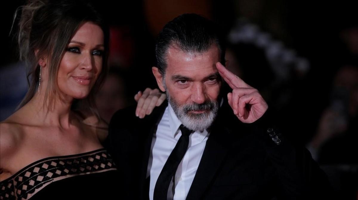 Antonio Banderas y su novia Nicole Kimpel, a su llegada al teatro Cervantes de Málaga.
