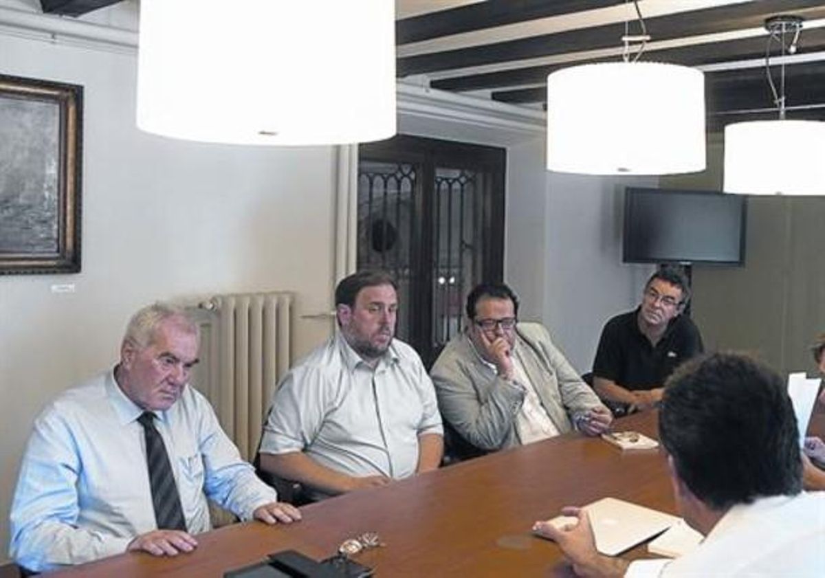Ernest Maragall, Oriol Junqueras y Joan Ignasi Elena, durante una reunión, ayer en el Ateneu Barcelonès. Ernest Maragall, Oriol Junqueras y Joan Ignasi Elena, durante una reunión, ayer en el Ateneu Barcelonès.