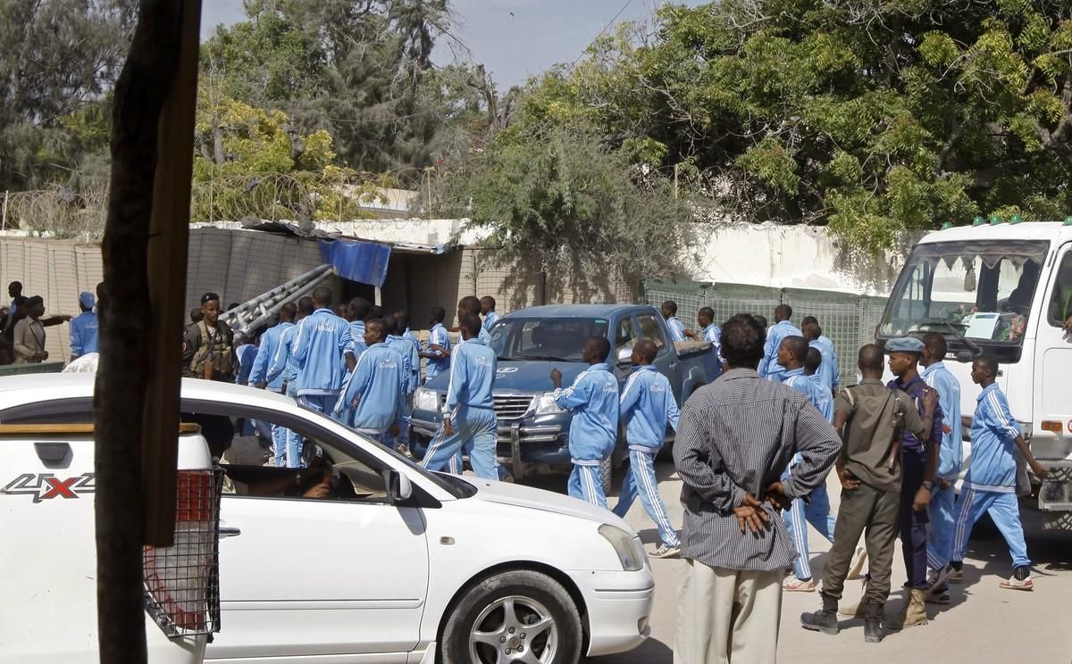 Los alrededores de la academia policial donde un terrorista se ha inmolado matando a 18 agentes en Mogadiscio, la capital de Somalia. Los alrededores de la academia policial donde un terrorista se ha inmolado matando a 18 agentes en Mogadiscio, la capital de Somalia.